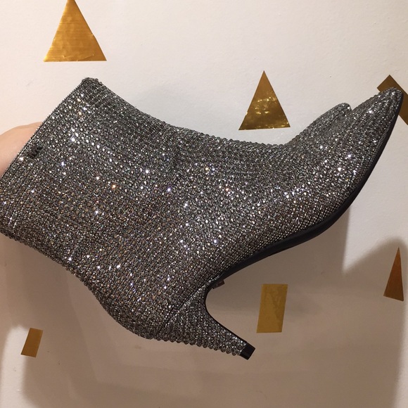 Michael Kors kitten bootie. Fit 7 - Picture 6 of 10